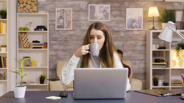 Mulher bonita trabalhando no laptop no escritório em casa — Fotografia de Stock