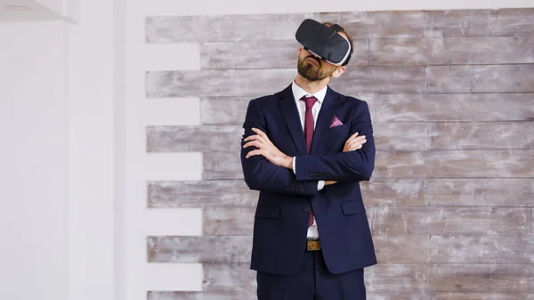 Agente imobiliário em terno de negócios usando óculos de realidade virtual — Fotografia de Stock