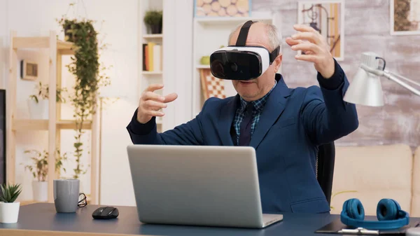 Gepensioneerde man ervaart virtuele realiteit met behulp van vr headset — Stockfoto