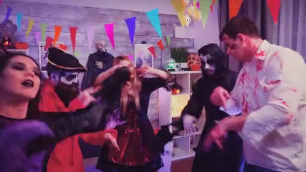Groep vrienden verkleed in kostuums voor Halloween feest — Stockvideo