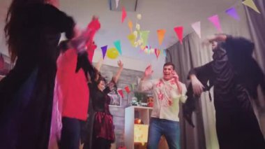 Cadılar bayramını kutlayan çılgın arkadaşlar dansı
