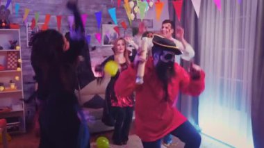 Sakallı korsan konfetiyle eğleniyor