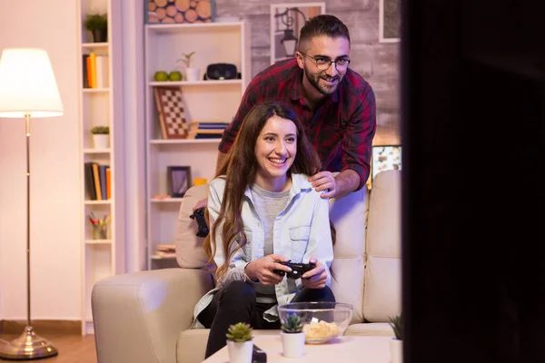 Щаслива молода пара грає у відеоігри на телебаченні — стокове фото