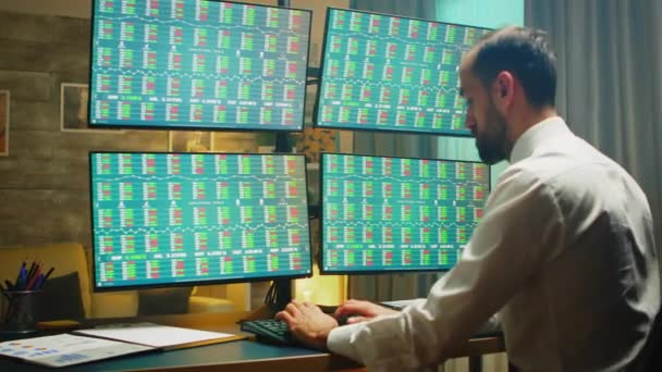 Finansal danışman döviz piyasasını kontrol ediyor — Stok video