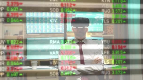 Broker använder virtuell verklighet headset för att läsa data från hologram skärm — Stockvideo