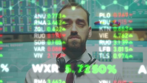 Nahaufnahme eines Brokers, der sich die Augment-Reality-Anzeige mit Zahlen und Trades ansieht — Stockvideo