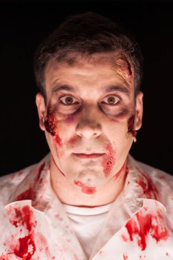 Siyah arka planda kanlı zombiyi kapat.