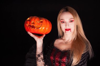 Vampir gibi giyinmiş güzel bir kızın portresi.
