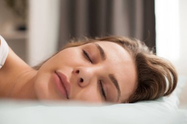 Güzel genç bir kadının yakın portresi.