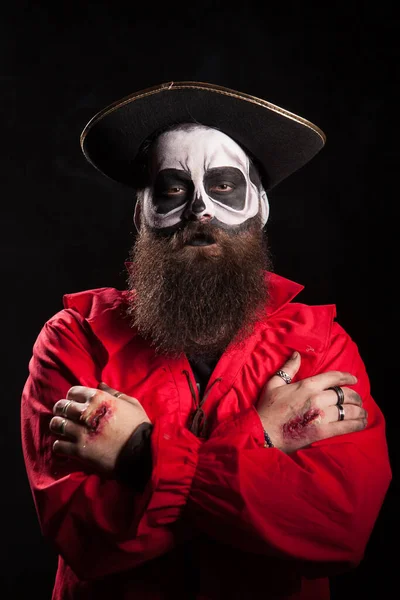 Жуткий бородатый мужчина в пиратском костюме на Хэллоуин — стоковое фото