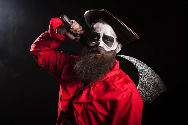Verrückter Mann verkleidet sich wie ein mittelalterlicher Pirat mit langem Bart — Stockfoto