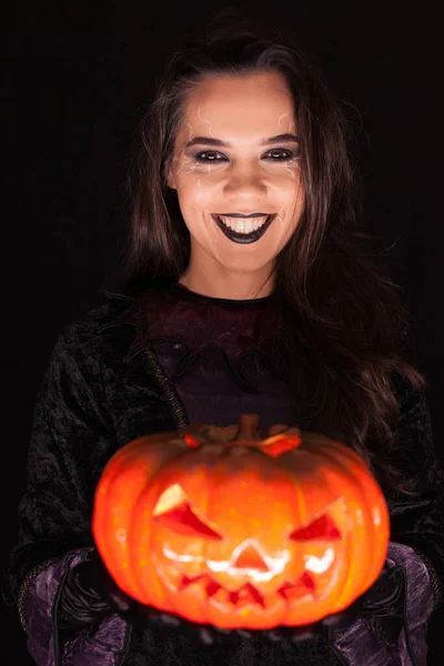 Mulher bonita vestindo roupa de bruxa para halloween — Fotografia de Stock