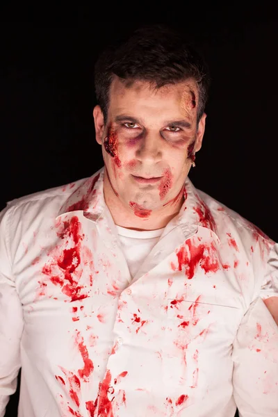 Siyah arka plandaki bir cinayetten sonra üzerinde kan olan bir zombi. — Stok fotoğraf