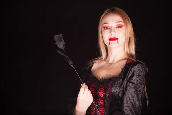 Kaukasische Vampirfrau mit blutigen Lippen — Stockfoto