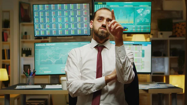 Männlicher Börsenhändler nutzt Augmented Reality — Stockfoto