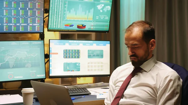 Бизнесмен в костюме и галстуке работает на ноутбуке — стоковое фото