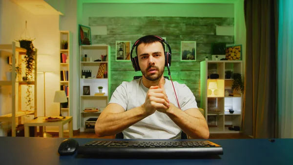 Pov de jovem colocando seus fones de ouvido — Fotografia de Stock