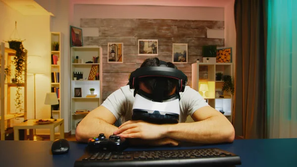 Pov wütender junger Mann mit Virtual-Reality-Headset — Stockfoto