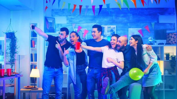 Grupo de jóvenes alegres en una fiesta —  Fotos de Stock