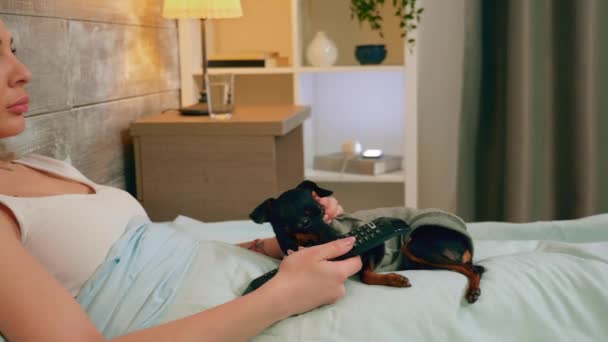 Närbild kvinna i pyjamas och hennes hund — Stockvideo