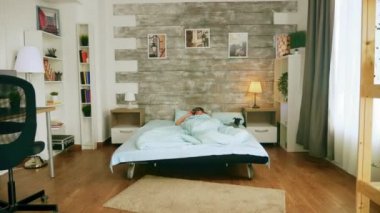 Genç bir kadının erken uyanma görüntüsünü yakınlaştır.