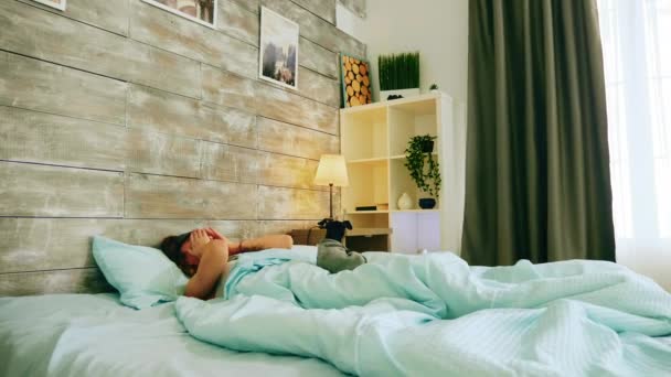 Fröhliche Frau im Schlafanzug wacht frühmorgens auf — Stockvideo