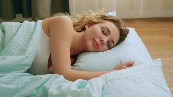 Primer plano de hermosa mujer durmiendo weel — Vídeo de stock