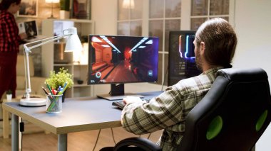 Evli genç bir çift kanepede televizyon seyrediyor.