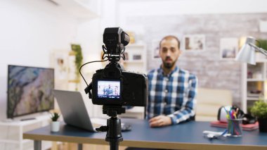 Aboneler için genç ve neşeli vlog kaydedicisi
