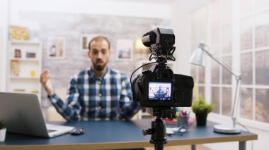 Aboneler için genç ve neşeli vlog kaydedicisi