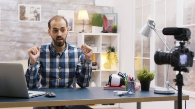 Ünlü genç vlogcu kendi kanalında hediye veriyor.