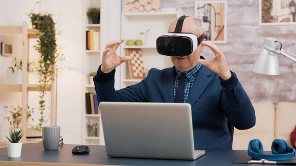 Gepensioneerde man ervaart virtuele realiteit met behulp van vr headset — Stockfoto