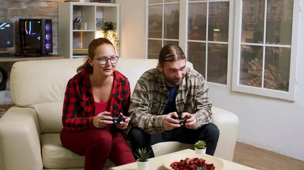 Couple in their 30s relaxing playing video games — ストック写真