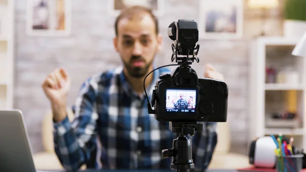Kreativní mladý muž mluví před kamerou — Stock fotografie