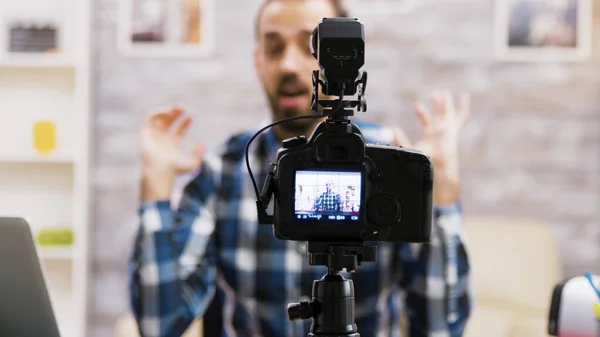 Joven creativo hablando delante de la cámara — Foto de Stock