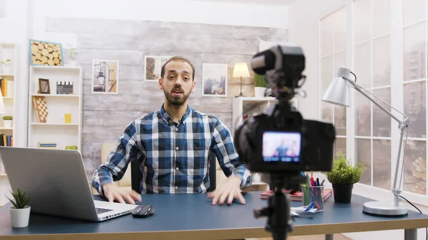 Young vlogger talking with his subscribers on social media — Stock Photo, Image