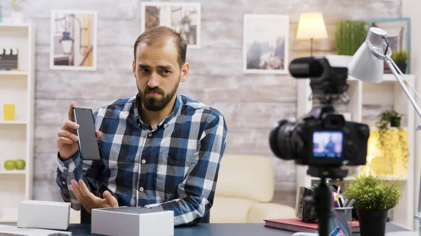 Famoso vlogger filmando el unboxing de un teléfono — Foto de Stock