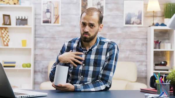 Famoso influencer che parla della tecnologia degli altoparlanti intelligenti — Foto Stock