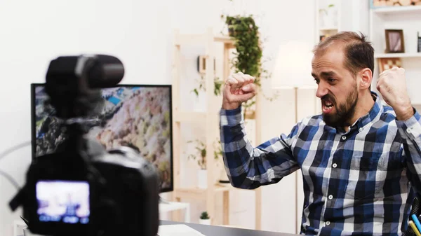 Feliz reacción del famoso influencer grabando un vlog — Foto de Stock