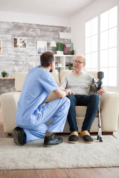 Il vecchio con la salute mentale riconosce il suo medico nella casa di cura — Foto Stock