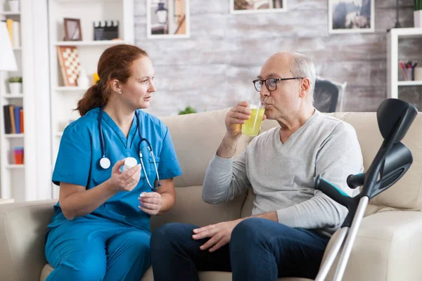 Asistentă medicală cu păr roșu în casa de îngrijire medicală — Fotografie, imagine de stoc