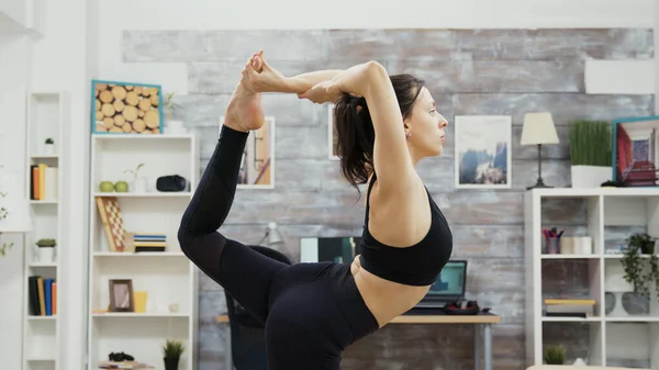 Adatto e donna super flessibile in piedi in posa yoga — Foto Stock
