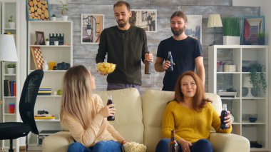 Arkadaşların futbol maçı izlediği düşük açılı manzara