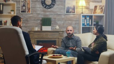 İlişki danışmanlığındaki kızgın genç çift.