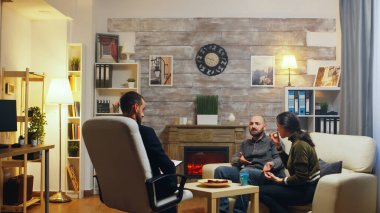 Psikanalist çift ilişkilerine rehberlik ediyor