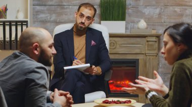 Tecrübeli psikiyatrist bir çifte danışmanlık yapıyor.