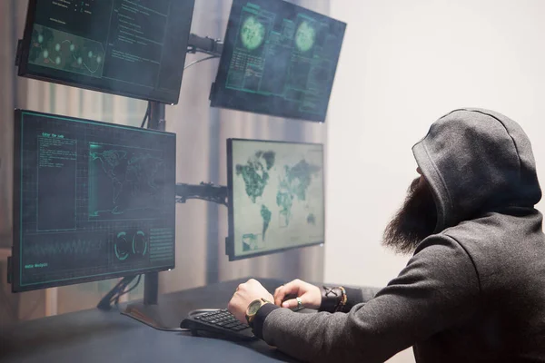 Vista lateral del hacker barbudo con capucha — Foto de Stock