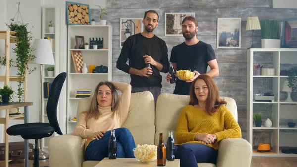 Gruppe von Freunden beobachtet ein Fußballspiel im Wohnzimmer — Stockfoto