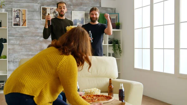 Homem rindo e chegando para uma fatia de pizza — Fotografia de Stock