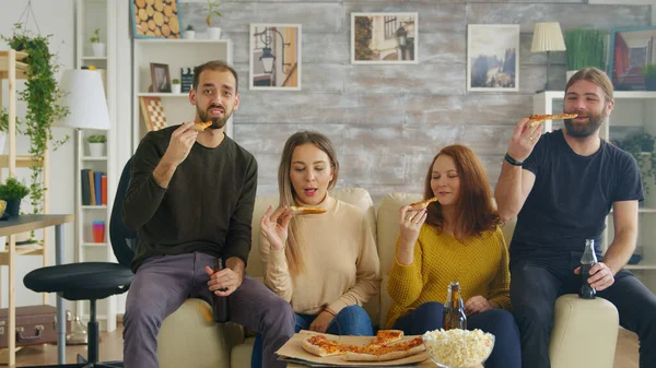 Meisje bang tijdens het kijken naar een horror film met haar vrienden — Stockfoto